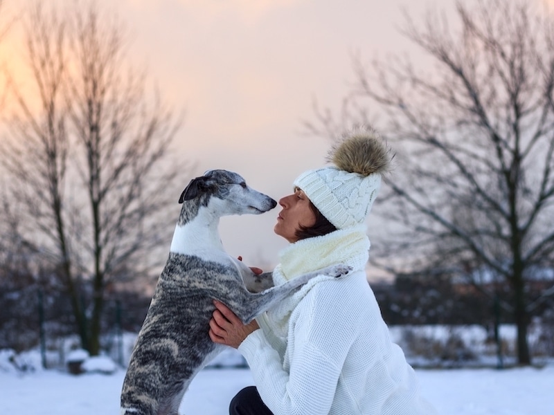Frau mit Hund im Schnee